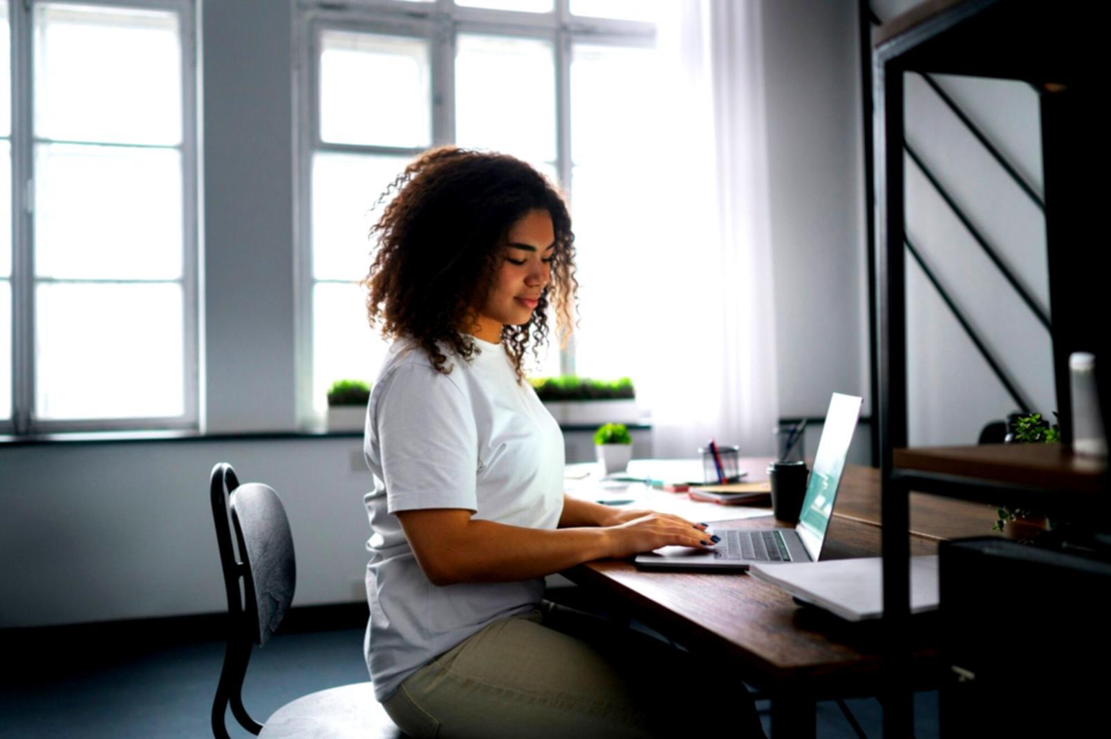 Espace de travail organisé avec documents financiers et outils de planification budgétaire