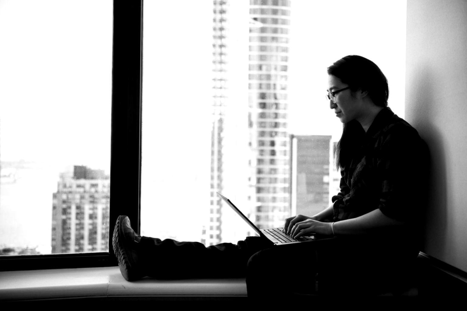 Espace de travail collaboratif montrant des documents budgétaires et outils de planification financière